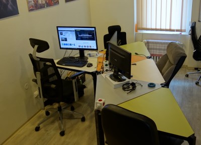 Zadní část coworkingu - Návrh i výroba atypických stolů svépomocí