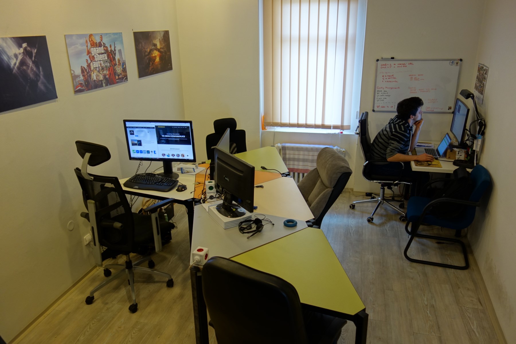 Zadní část coworkingu - Návrh i výroba atypických stolů svépomocí