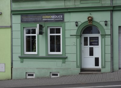 Pohled zvenčí - Vstup do cowosedlic přímo z ulice
