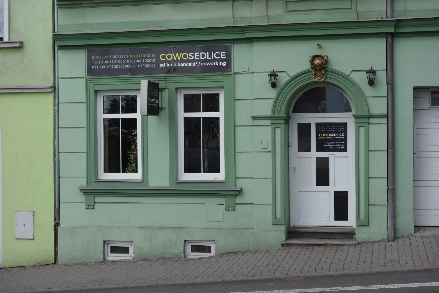 Pohled zvenčí - Vstup do cowosedlic přímo z ulice